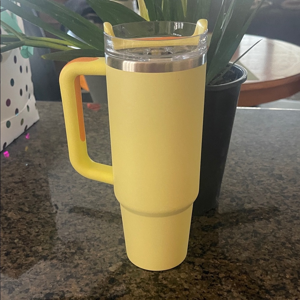 Stanley Bright Yellow Travel Mug 30 oz - Picture 5 of 8